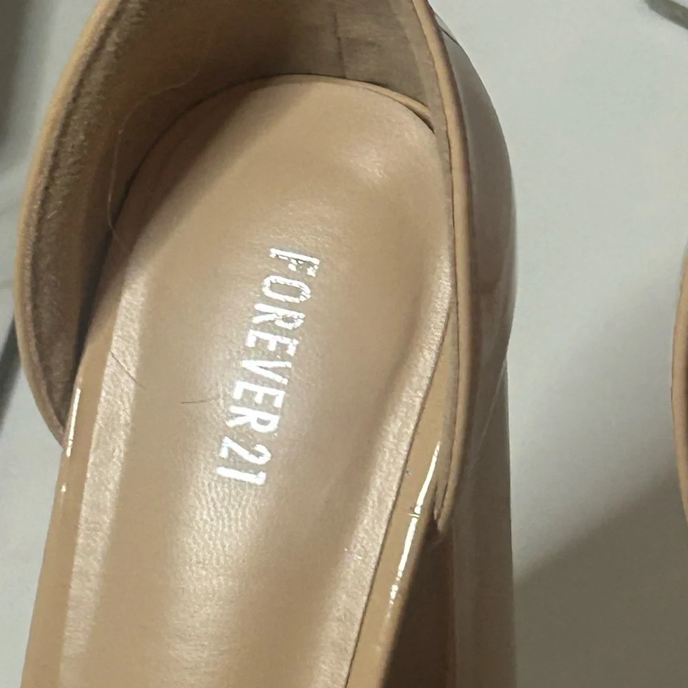 🍀 3 for $25 Forever 21 Shiny Tan Nude Platform Shoes with Chunky Heels Size 7